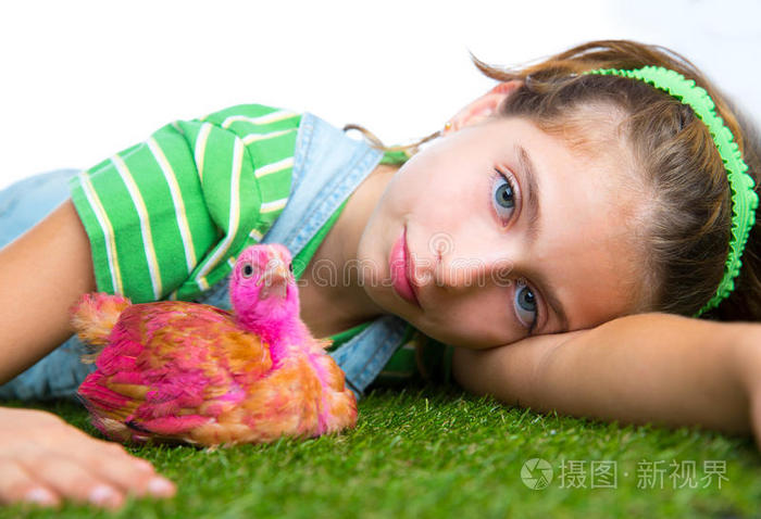 饲养员母鸡小女孩牧场主带着小鸡