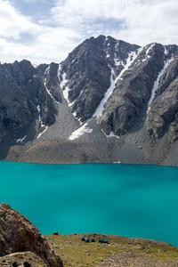 吉尔吉斯斯坦阿拉库尔湖的阿尔卑斯山营