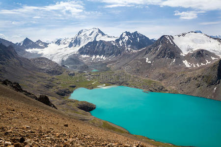 有冰川的湖山