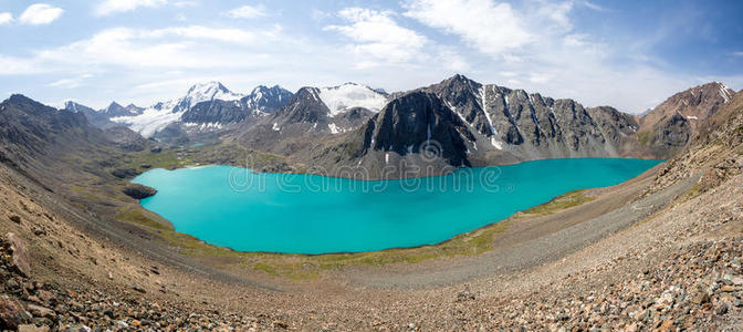 天山阿拉库尔湖全景图