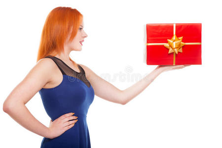 年轻快乐的红发女人，带着一个单独的礼盒