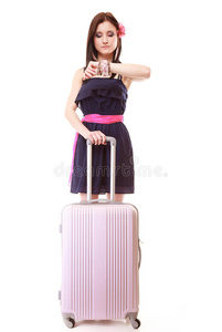 年轻的夏季女孩与旅行箱隔离