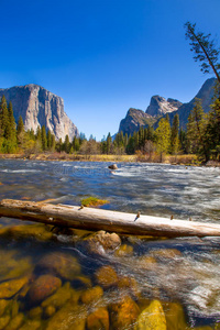 约塞米蒂梅塞德河el capitan和半圆顶