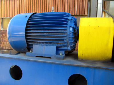 光背景现代汽车发动机皮带驱动发电机大型电机作为驱动风扇的蓝颜色的