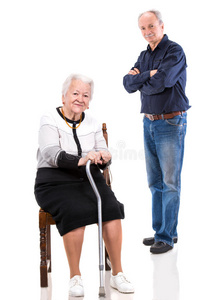 一个成年的儿子和他年迈的母亲