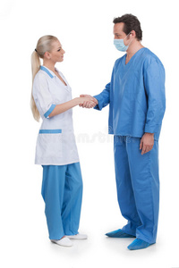 男女医生握手。