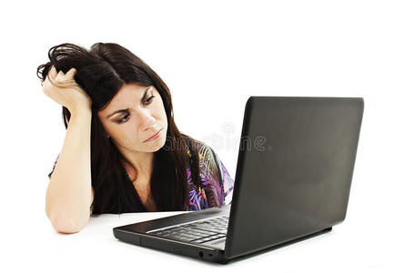 压力很大的年轻女性在笔记本电脑上工作