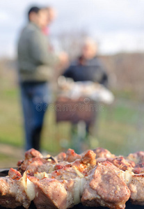 在烧烤场上用明火烧烤的肉