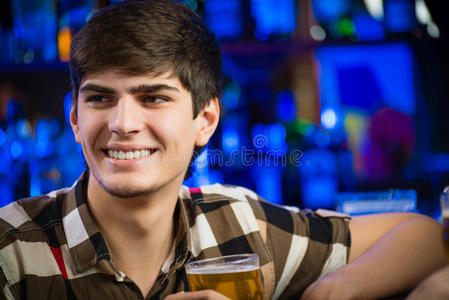 酒吧里一个年轻人的画像图片