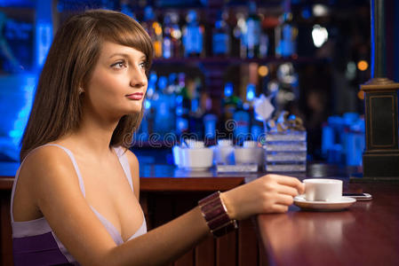 酒吧里一个好女人的画像
