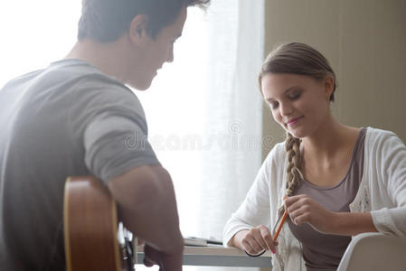 浪漫的男孩为她女朋友弹吉他