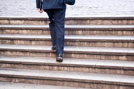 人爬楼梯图片