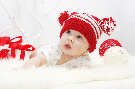 戴红帽带礼物的婴儿