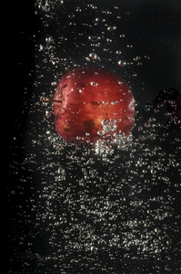 落水红苹果图片