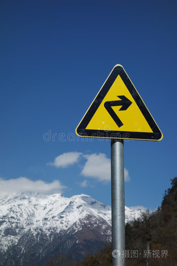 转弯卡车标志1路标道路中央隔离带使用低速档交通标志s-曲线标志道路