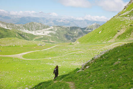 法国阿尔卑斯山森林路上的徒步旅行者妇女。