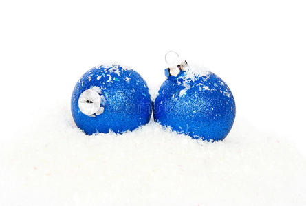 雪地上的圣诞蓝球