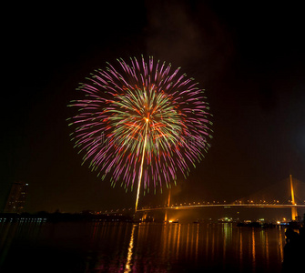 新年快乐烟花夜景，曼谷城市景观六号河