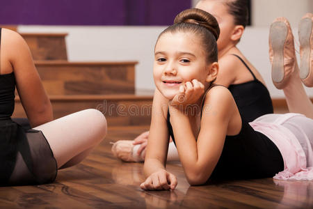 乐达 同学 可爱的 西班牙裔 黑发 芭蕾 乐趣 微笑 学校