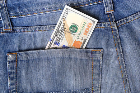 2013年10月在牛仔裤后口袋里流通的新美国百元