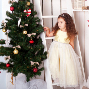快乐的小女孩装饰圣诞树。
