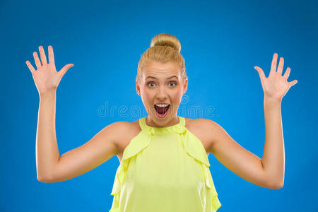 通过双筒望远镜与惊讶的表情看起来惊讶的是那个女孩看起来在书中关闭