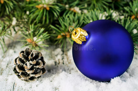 雪地里的蓝色圣诞球和云杉枝