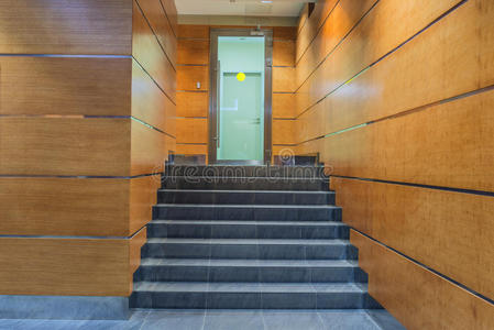 花岗岩楼梯玻璃门走廊照片
