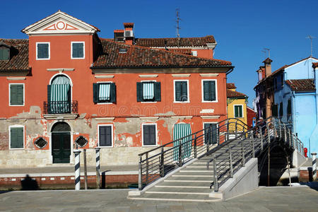 布里亚诺的桥和五颜六色的房子。