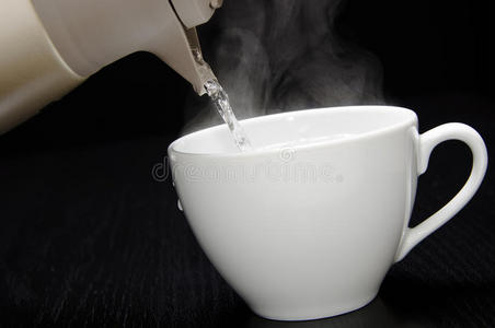 倒热水照片