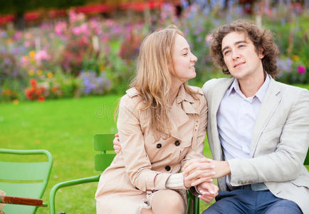 巴黎公园里的浪漫情侣