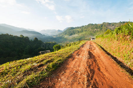 山间小路图片