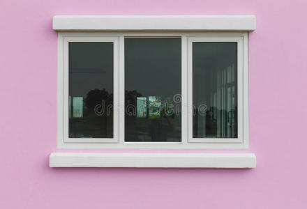 粉红墙玻璃窗