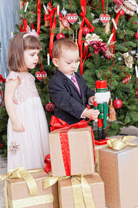 小孩和带礼物的盒子图片