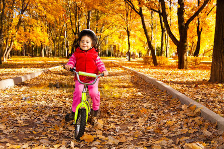 女孩在秋天骑自行车