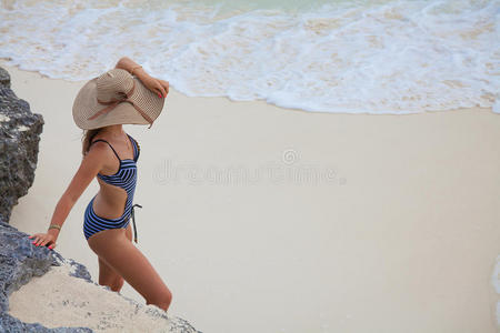 在加勒比海海滩放松的女人