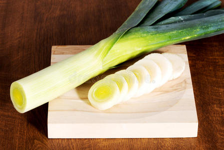 切菜板上的绿色新鲜韭菜。