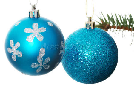 两个蓝色的圣诞球放在一棵冷杉上。