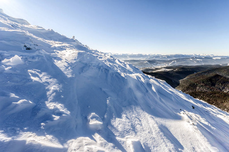 从风山在冷的晴朗山区积雪裂纹