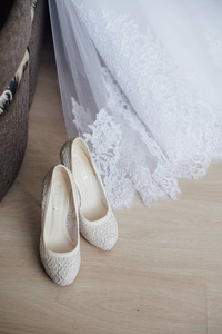 美丽的婚纱礼服和鞋子
