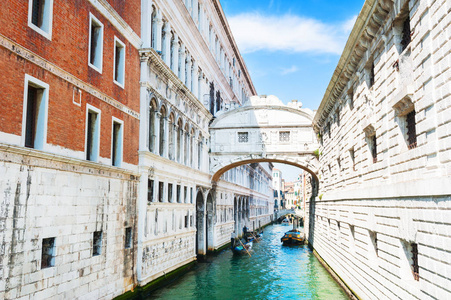 著名的叹息桥和风景运河在威尼斯，意大利