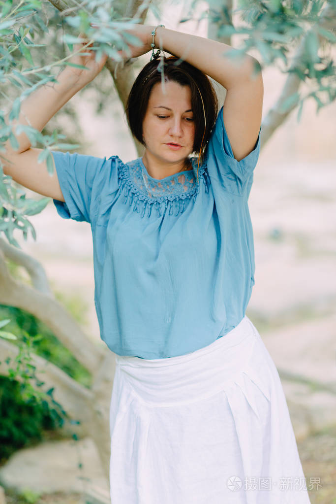 在一棵树下假扮女人公园