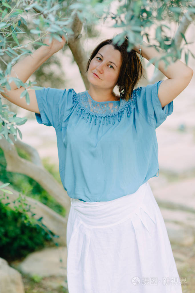 在一棵树下假扮女人公园