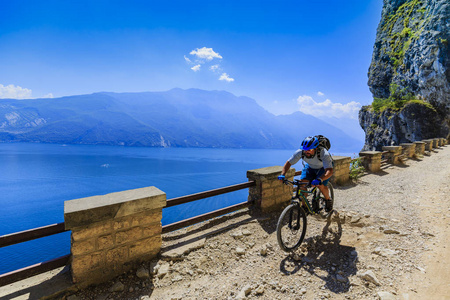 山地自行车在加尔达湖