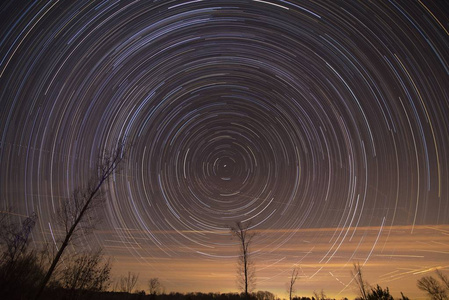 在夜空中的星轨的累积时间推移图片