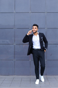 阿拉伯语的帅哥谈智能手机在商务中心