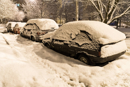 汽车覆盖新鲜的白雪