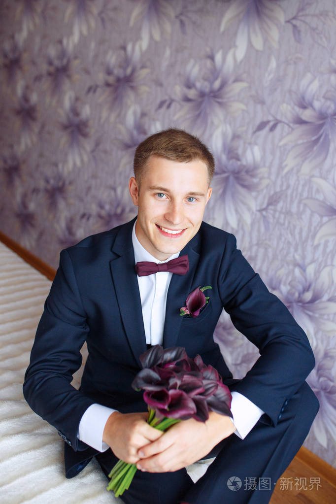 华丽的微笑新郎.在婚纱晚礼服微笑着等待的新娘和新郎.