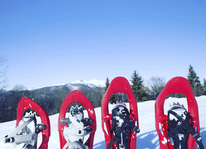 冬季徒步旅行。在山里徒步旅行带着背包和帐篷雪的冬天