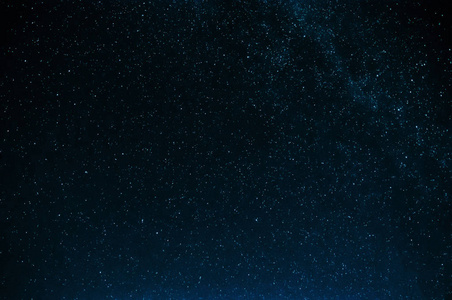 满天星斗的天空,与银河在深蓝色背景照片